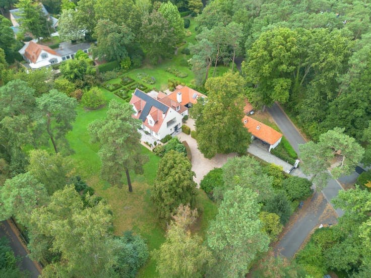 Stylish villa with park estate of ± 4,600 m² in Keerbergen