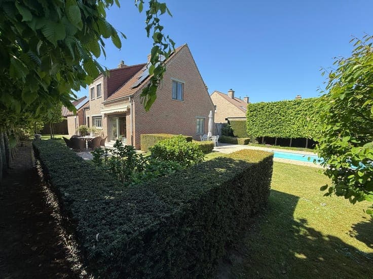 MOOIE VILLA MET 3 SLPKS EN DUB. GAR. OP TOPLIGGING