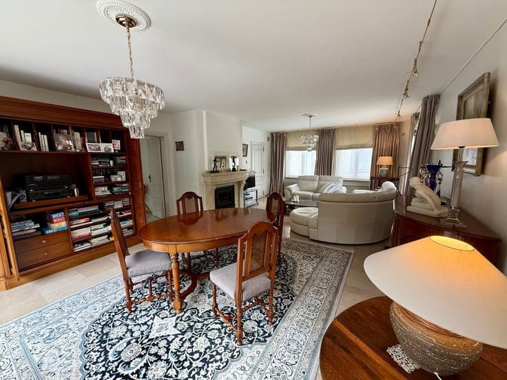 MOOIE VILLA MET 3 SLPKS EN DUB. GAR. OP TOPLIGGING