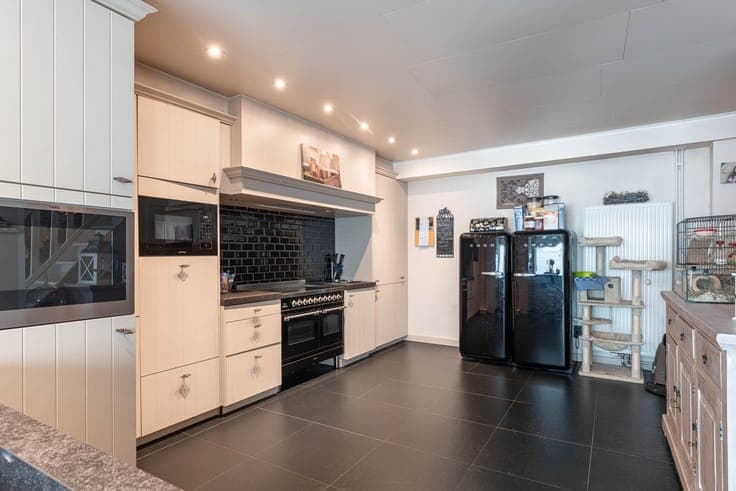 Instapklare woning met commercieel gelegen handelspand te...