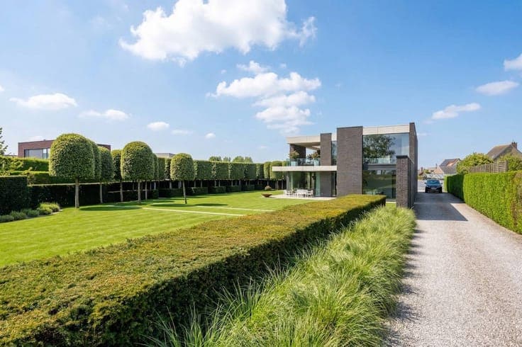 Exclusive villa on a beautiful plot of land for sale in Leff