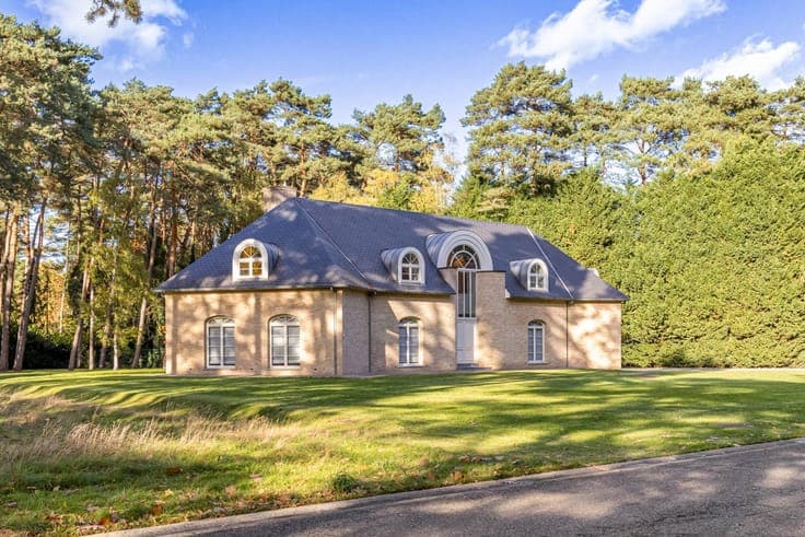 Stylish villa with practice space in exclusive residential a
