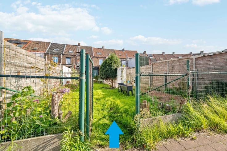 PRACTICAL 3-bedroom house with DEEP GARDEN and BICYCLE GATE