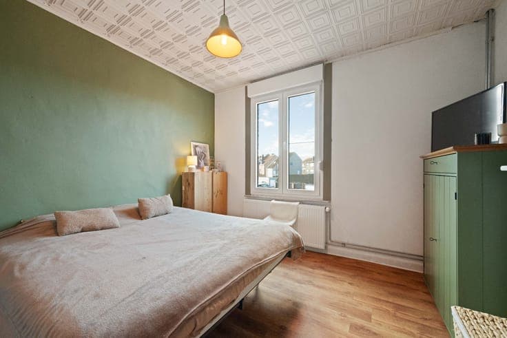 PRACTICAL 3-bedroom house with DEEP GARDEN and BICYCLE GATE
