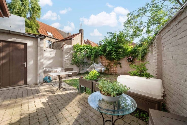 Stately comfortable city house with a lovely city garden, n