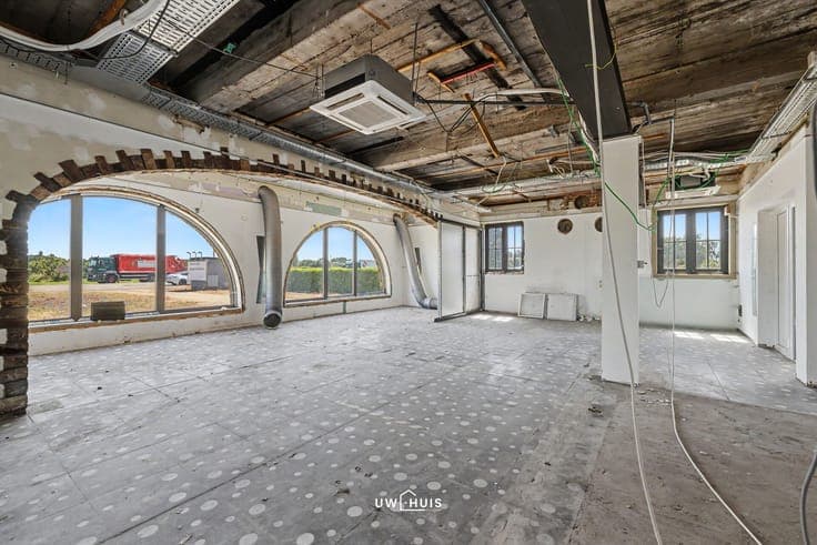 Villa with commercial space, residence and exceptional poten