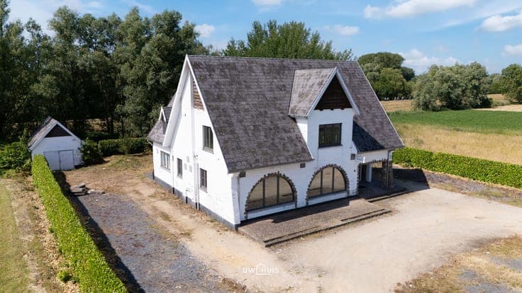 Villa with commercial space, residence and exceptional poten