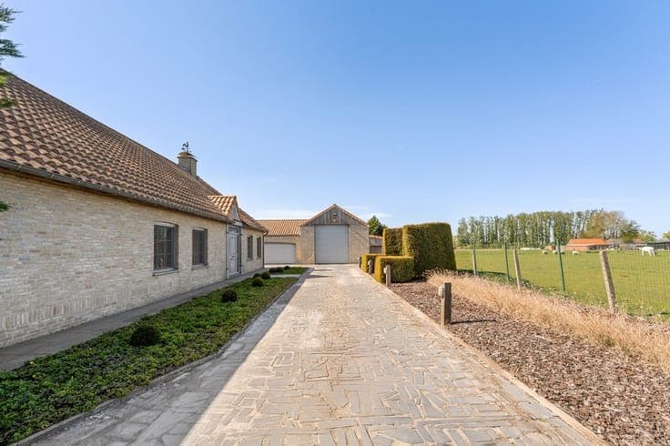 Uitzonderlijke villa-landhuis met bijgebouwen op een prac...