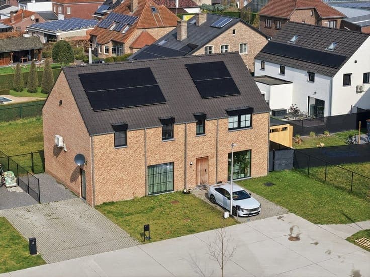 INSTAPKLARE EN ENERGIEZUINIGE GEZINSWONING IN HET GROENE ...