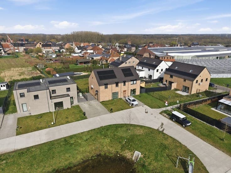 INSTAPKLARE EN ENERGIEZUINIGE GEZINSWONING IN HET GROENE ...