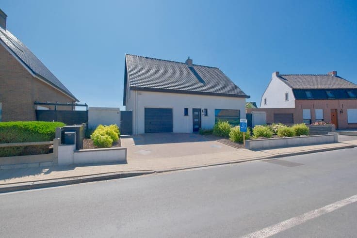 LICHTERVELDE - Open bebouwing met 2 slpks en garage op pe...