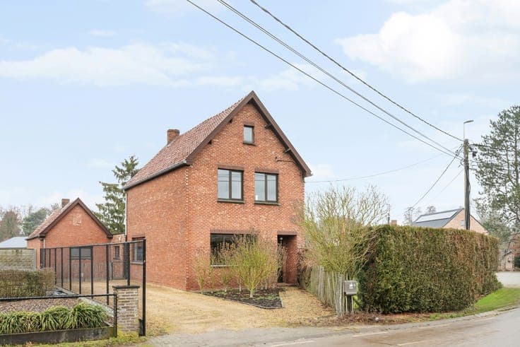 Ideally located house on a plot of approximately 898m2 in Z