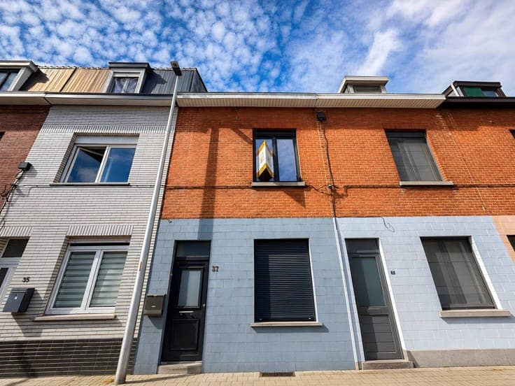 Sale - House Sint-Pieters-Leeuw - 349,000 €