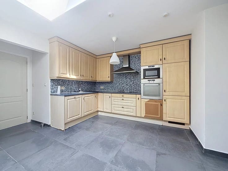 Sale - House Sint-Pieters-Leeuw - 349,000 €