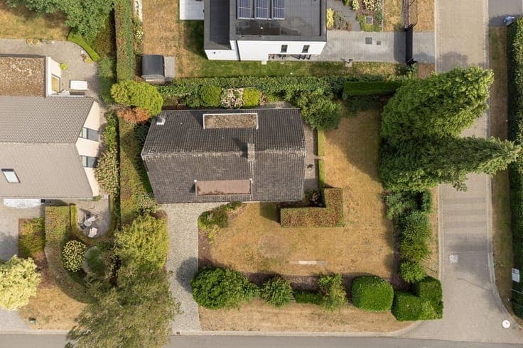 Klassieke te renoveren villa op een mooi hoekperceel in wijk