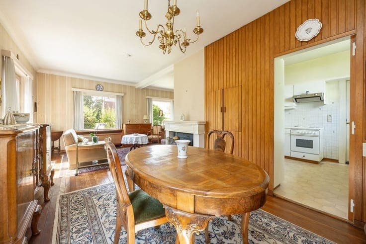 Klassieke te renoveren villa op een mooi hoekperceel in wijk