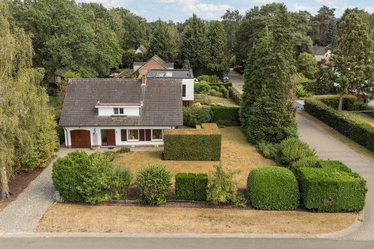 Klassieke te renoveren villa op een mooi hoekperceel in wijk