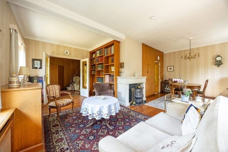 Klassieke te renoveren villa op een mooi hoekperceel in wijk