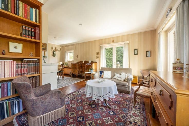 Klassieke te renoveren villa op een mooi hoekperceel in wijk