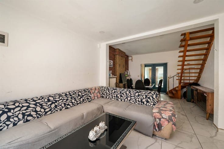 Spacious family home with a garden, terrace, and panoramic v
