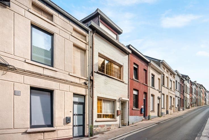 Spacious family home with a garden, terrace, and panoramic v