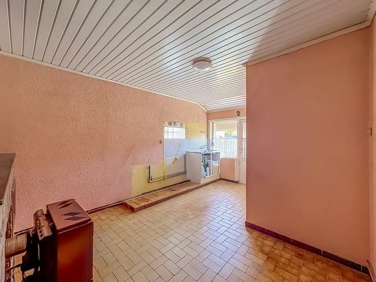 BONNE MAISON AVEC 2 GARAGES ET EXPACE EXTERIEUR