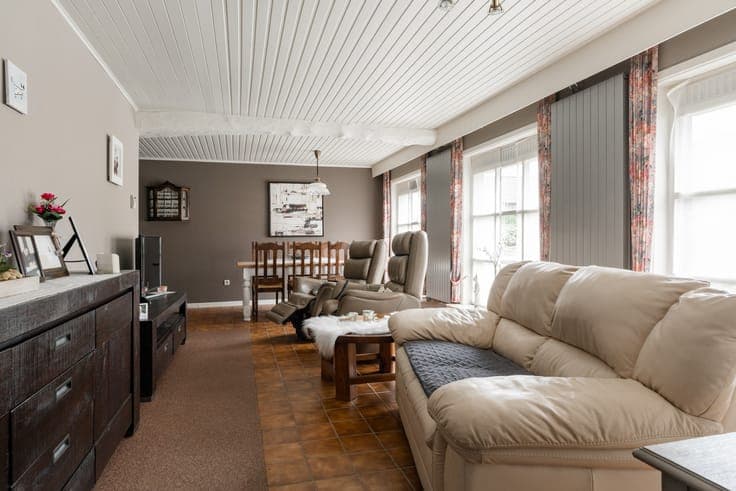 Gelijkvloerse woning met royale veranda, ruime garage en ...