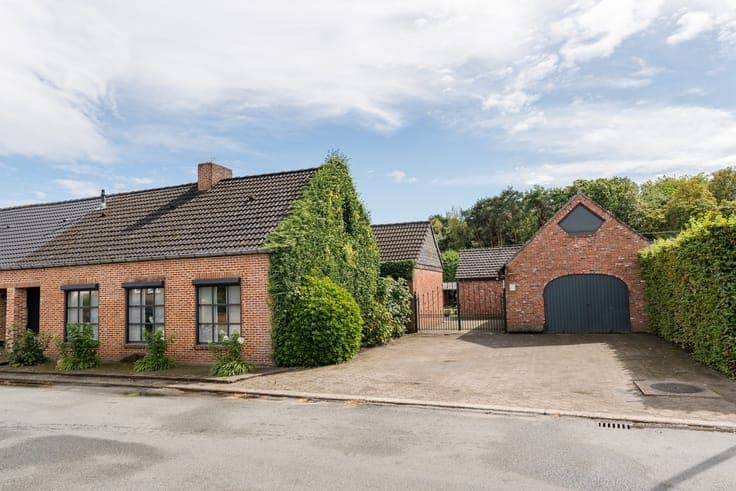 Gelijkvloerse woning met royale veranda, ruime garage en ...