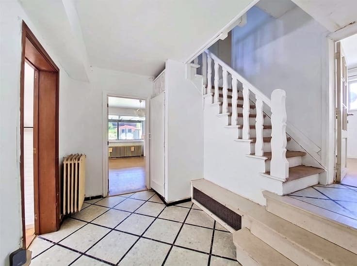 Beautiful villa for renovation with south-west garden