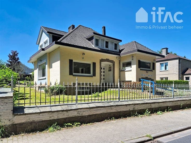 Beautiful villa for renovation with south-west garden