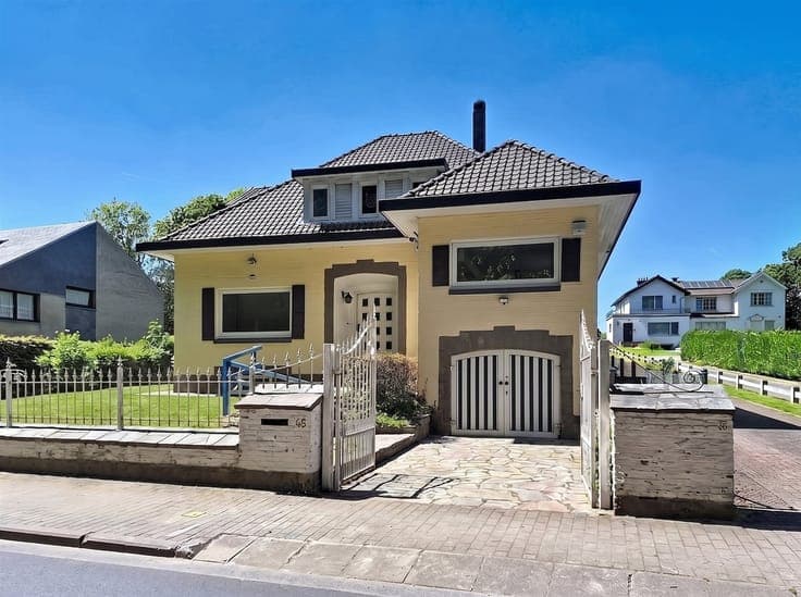 Beautiful villa for renovation with south-west garden
