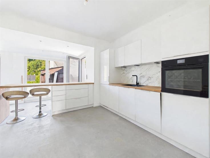 Stunning renovated house + workshop