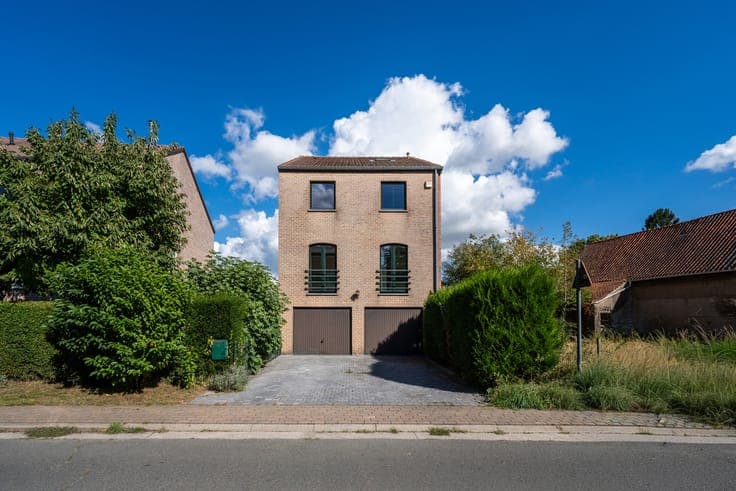 HOUSE (4 bedrooms/3 bathrooms) with a floor area of 315m²