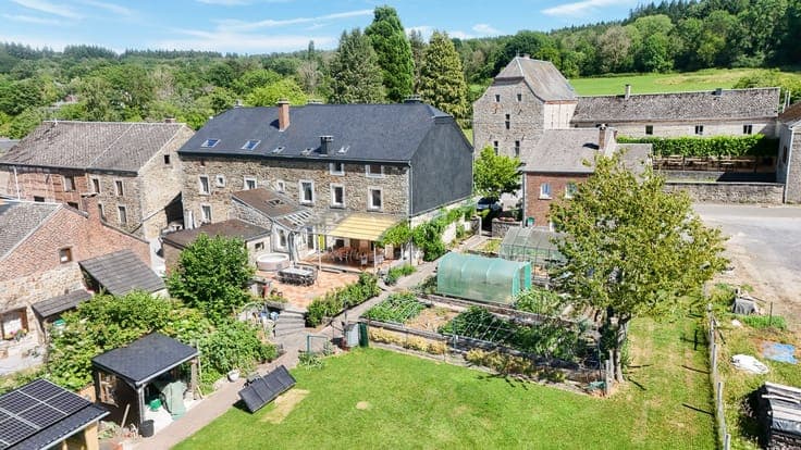 Prachtig stenen pand — 2 gebouwen