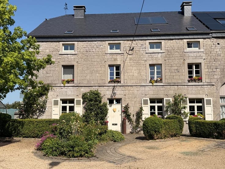 Prachtig stenen pand — 2 gebouwen
