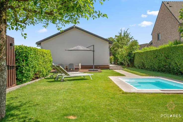 Completely renovated modern bungalow with pool - 100% move-