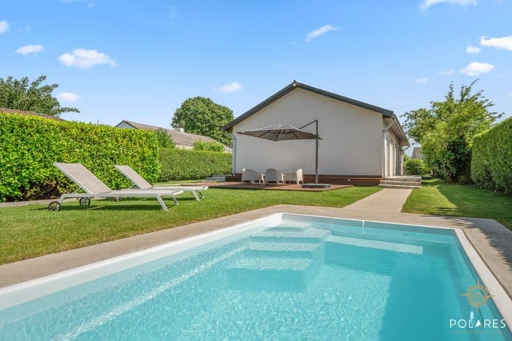 Completely renovated modern bungalow with pool - 100% move-