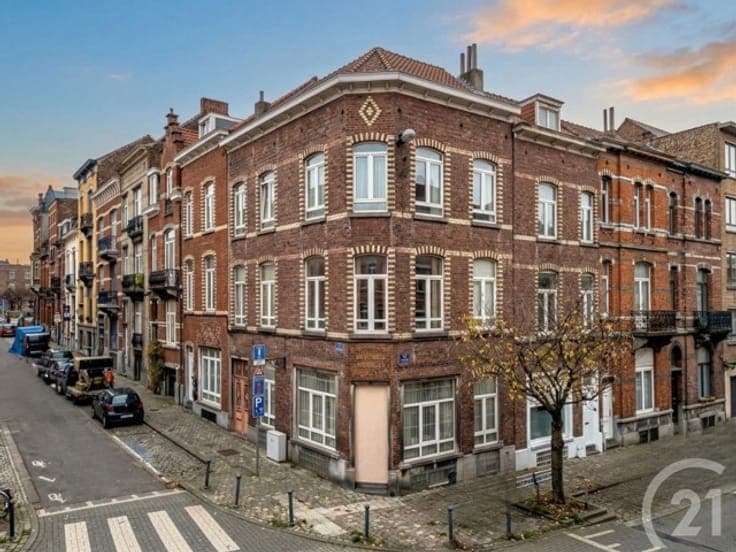 ETTERBEEK – SPACIOUS BUILDING OF 251 M²