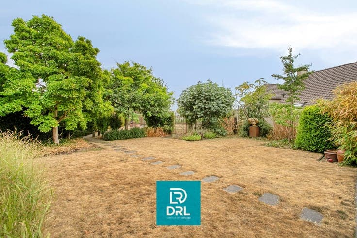 Grote villa met praktijkruimte en prachtige tuin te Kness...