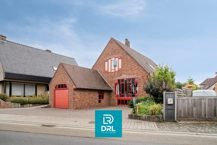 Grote villa met praktijkruimte en prachtige tuin te Kness...
