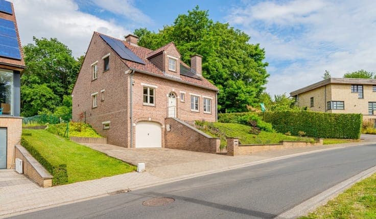 Detached house on 1120 m² with 3 bdrs, garage & solar panels