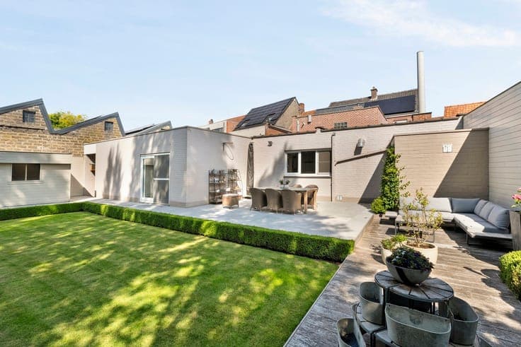 Well-located commercial property with 5 BDS & garden