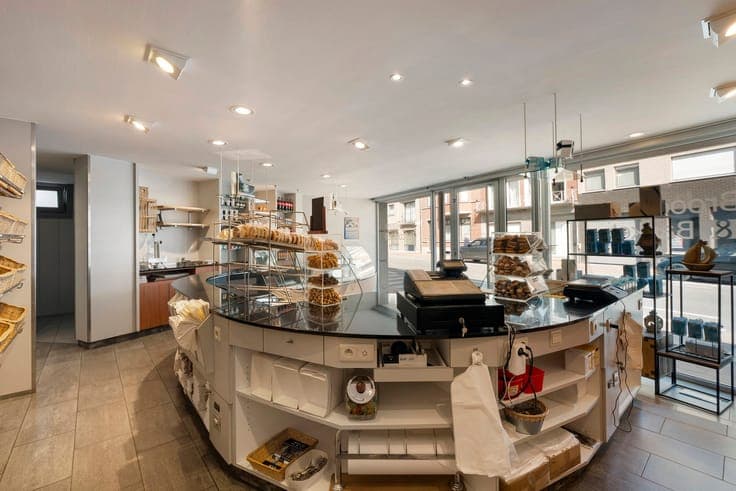 Well-located commercial property with 5 BDS & garden