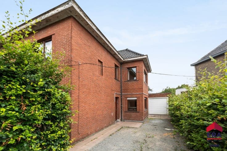 Spacious home to refresh with 5 bedrooms, garage and EPC B