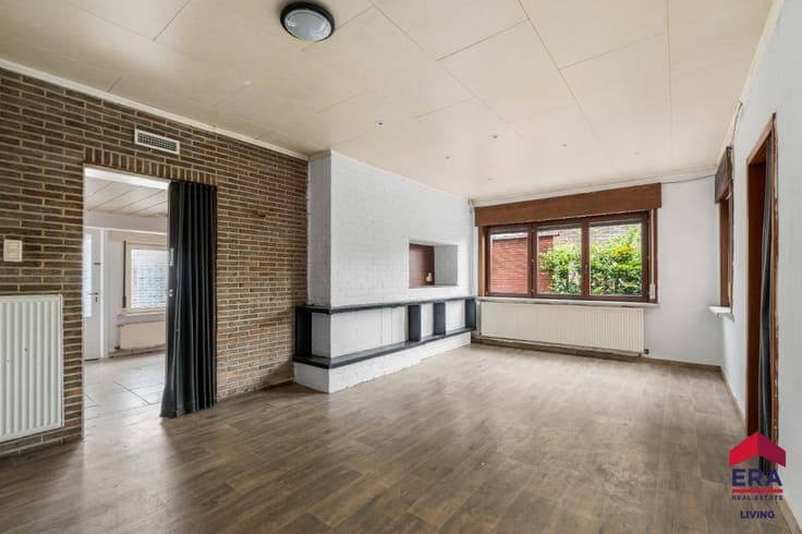Spacious home to refresh with 5 bedrooms, garage and EPC B