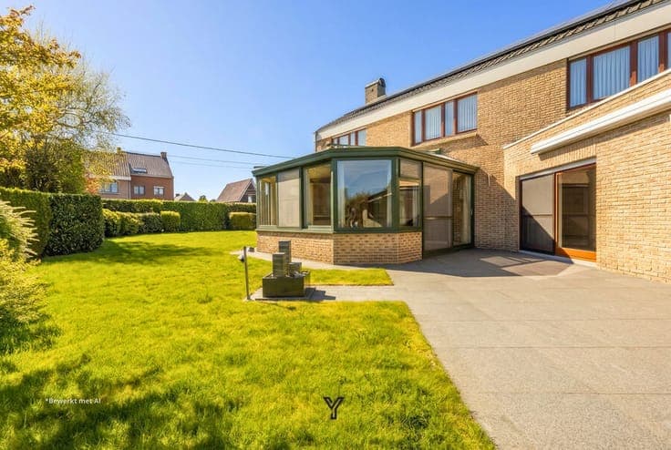 UNIQUE PROPERTY ON 960 M² WITH MANY POSSIBILITIES