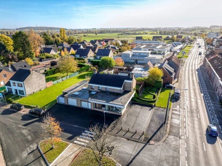 UNIQUE PROPERTY ON 960 M² WITH MANY POSSIBILITIES