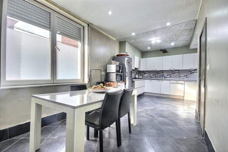 Maison familiale 4 chambres avec grand garage attenant et co