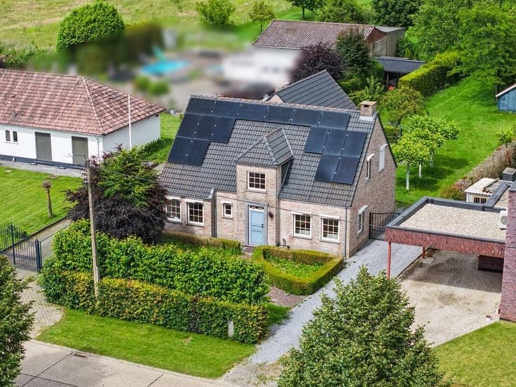INSTAPKLARE OPEN BEBOUWING MET 5 SLAAPKAMERS OP EEN UITZO...