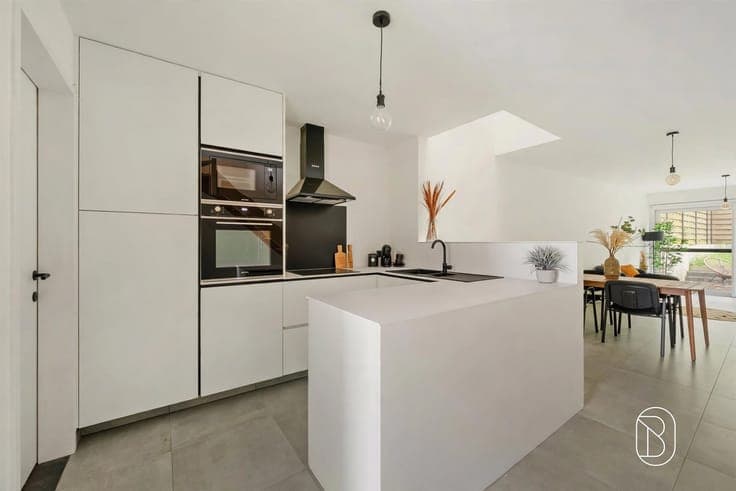 Mooie nieuwbouwwoning met 3 slk en 2 badkamers, + tuin